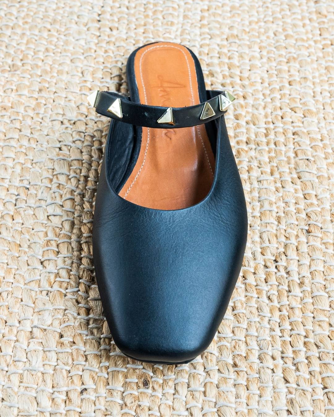 Mule de cuero color negro con detalle metalico en dorado Modelo Pam