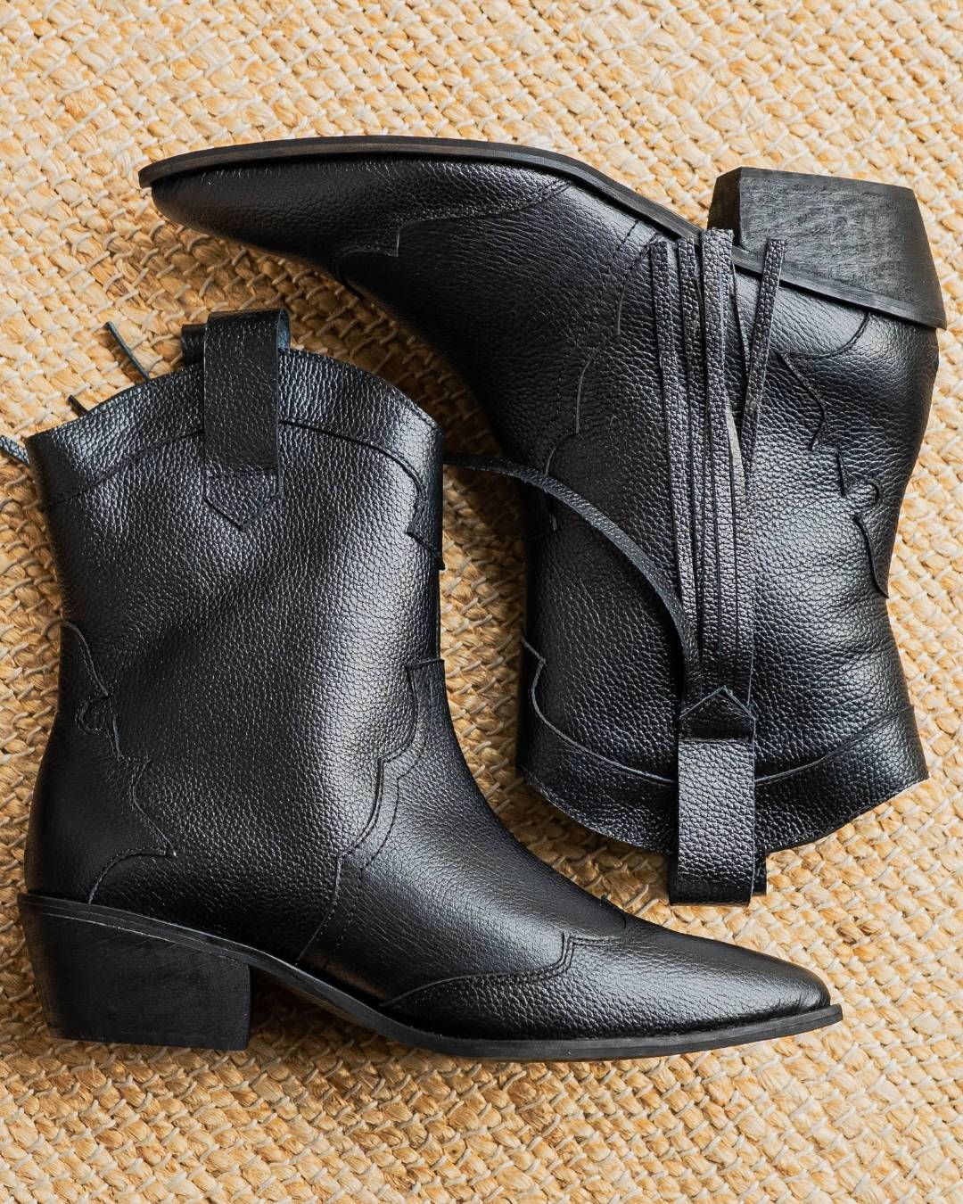 Botas tipo vaquera color negro Modelo Emilia