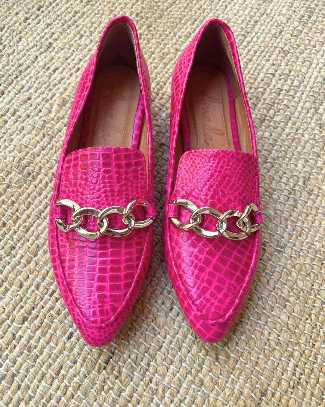 Mocasín cuero pitón color rosa con hebilla dorada