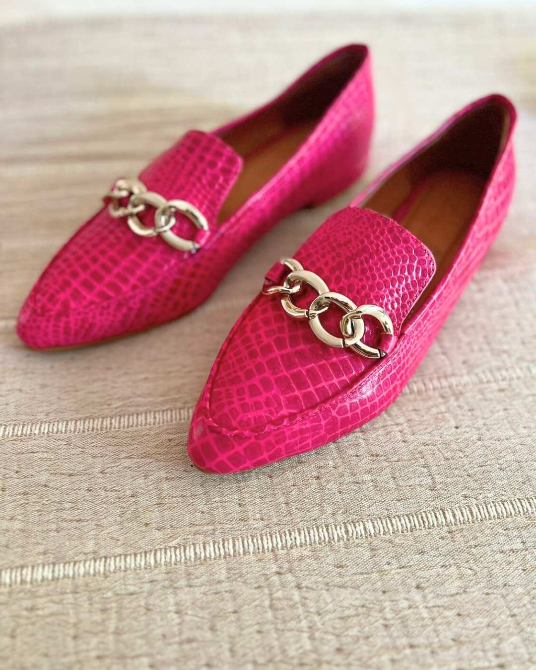 Mocasín cuero pitón color rosa con hebilla dorada