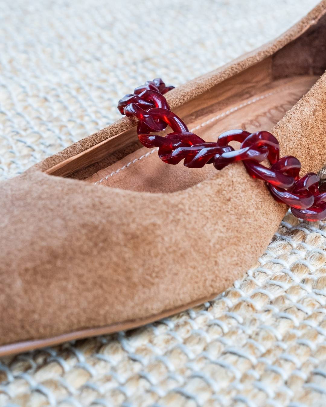 Baleta de gamuza color camel con cadena de carey