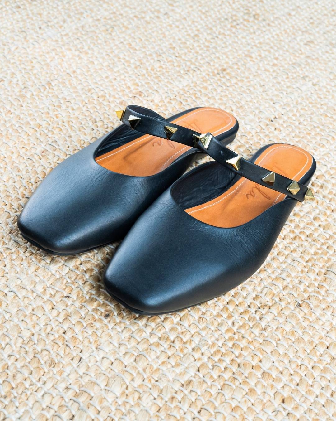 Mule de cuero color negro con detalle metalico en dorado Modelo Pam