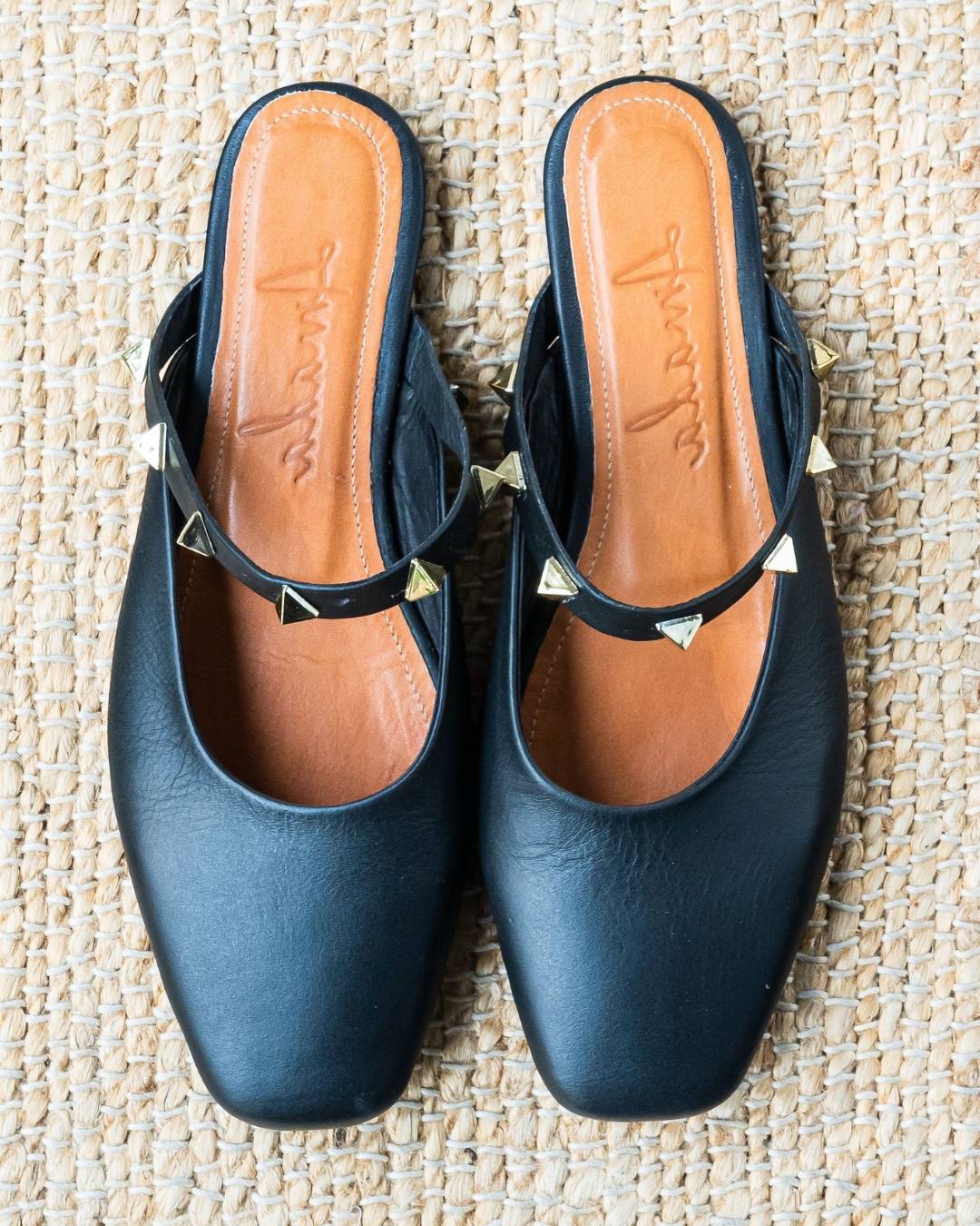 Mule de cuero color negro con detalle metalico en dorado Modelo Pam