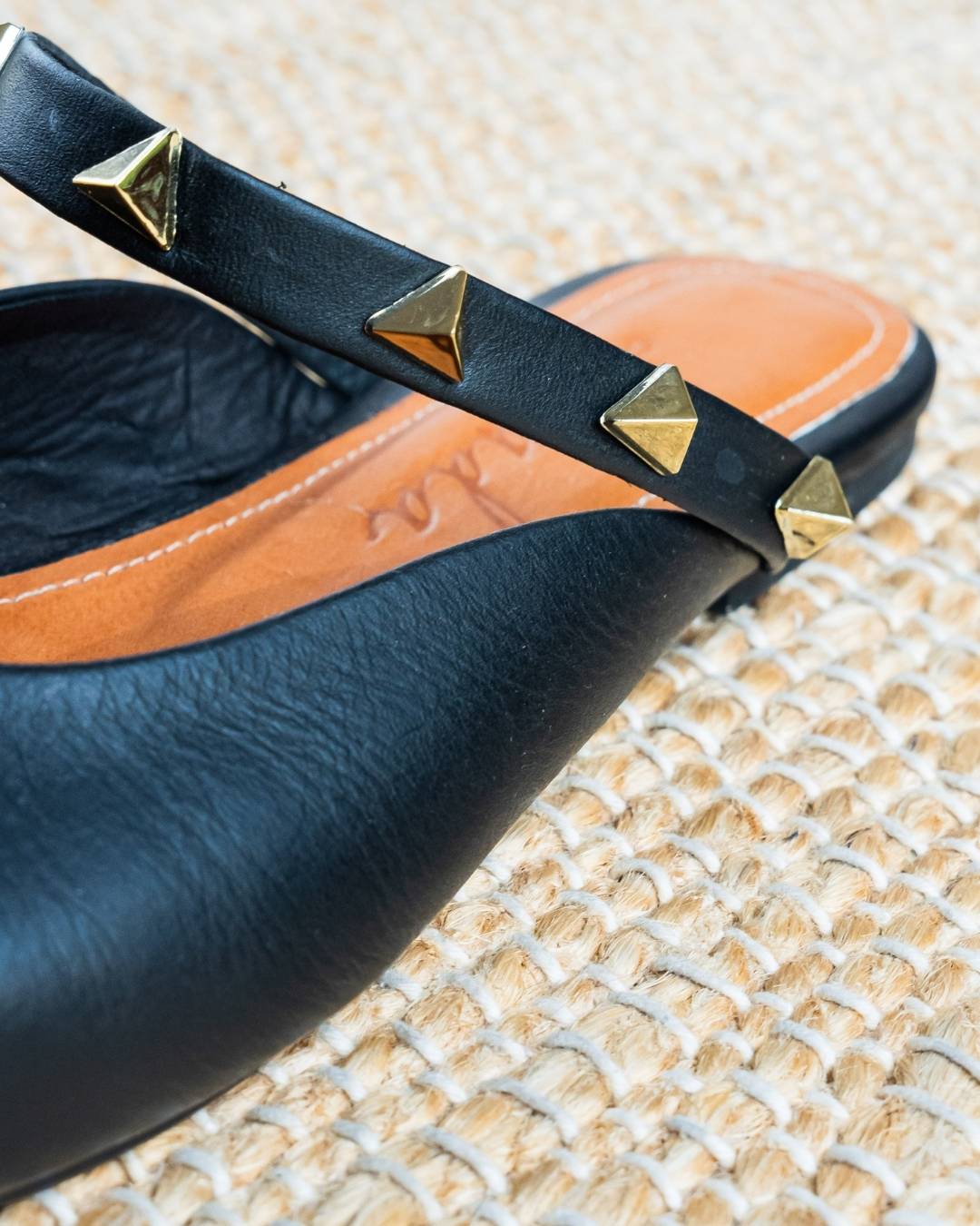 Mule de cuero color negro con detalle metalico en dorado Modelo Pam