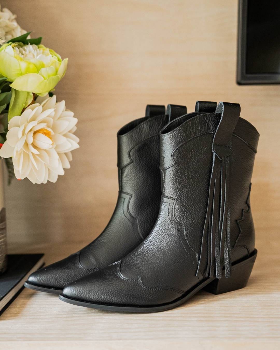 Botas tipo vaquera color negro Modelo Emilia