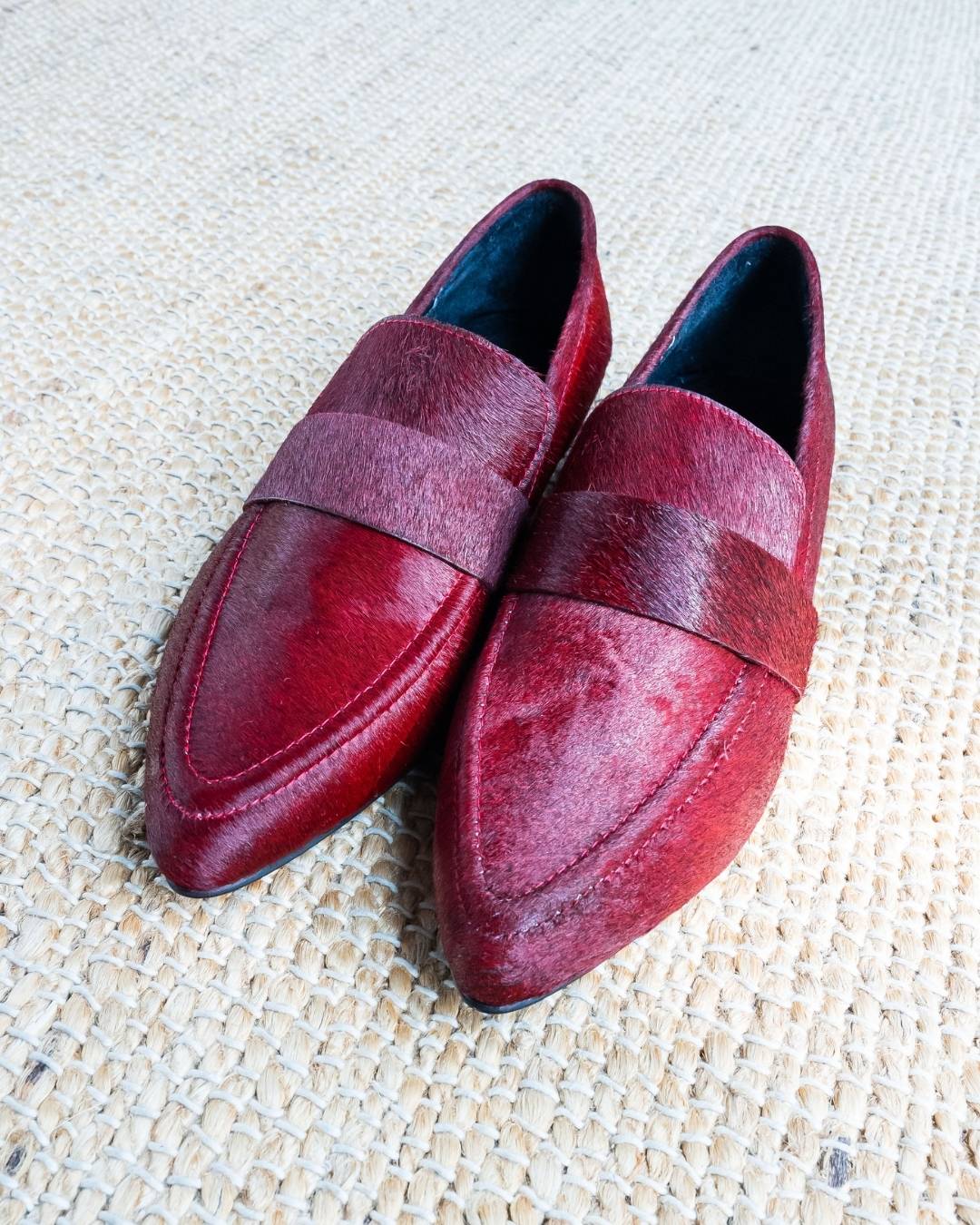 Mocasín de pelo burgundy Modelo Luisa