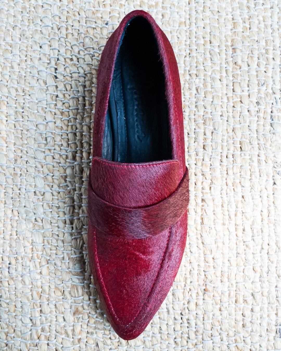 Mocasín de pelo burgundy Modelo Luisa