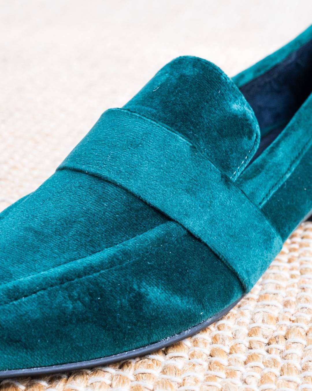 Mocasín de terciopelo negro y verde ingles Modelo Luisa