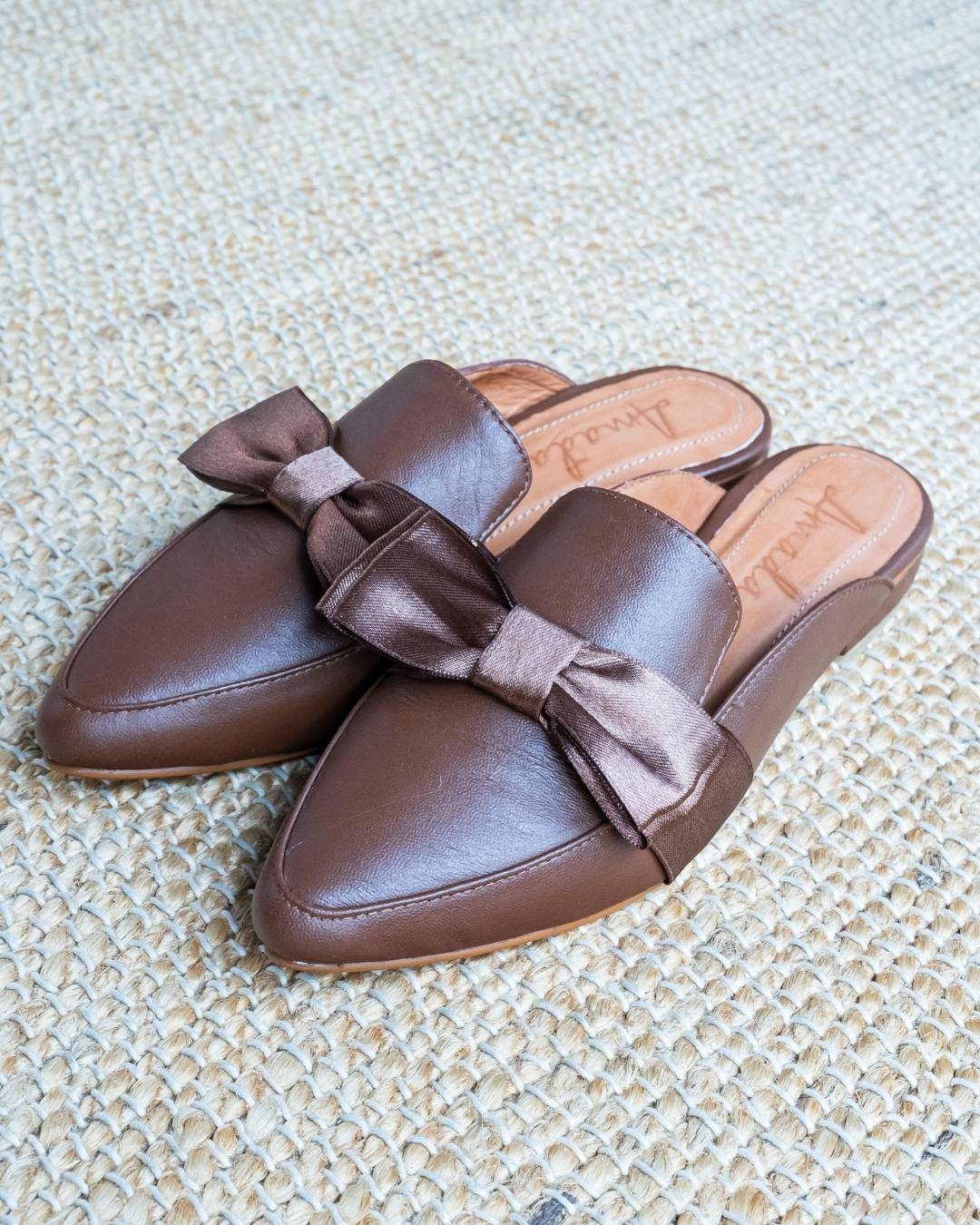 Mule de cuero color mocca mouse con lazo de seda