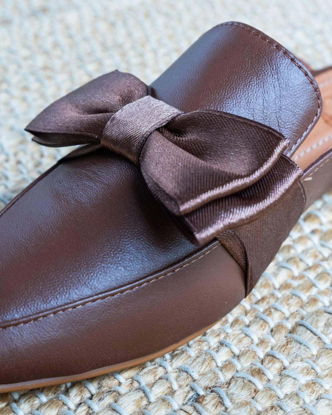 Mule de cuero color mocca mouse con lazo de seda