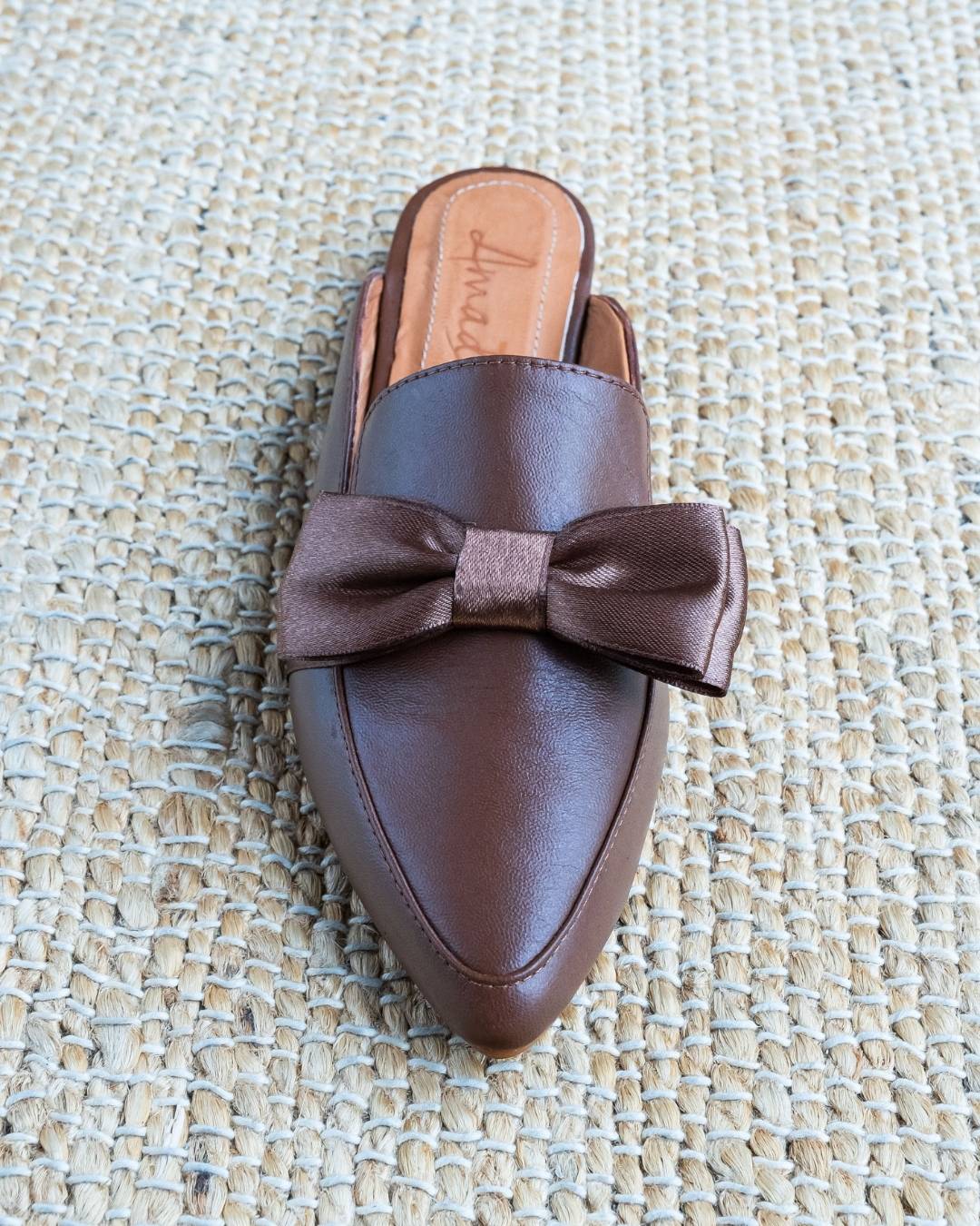 Mule de cuero color mocca mouse con lazo de seda
