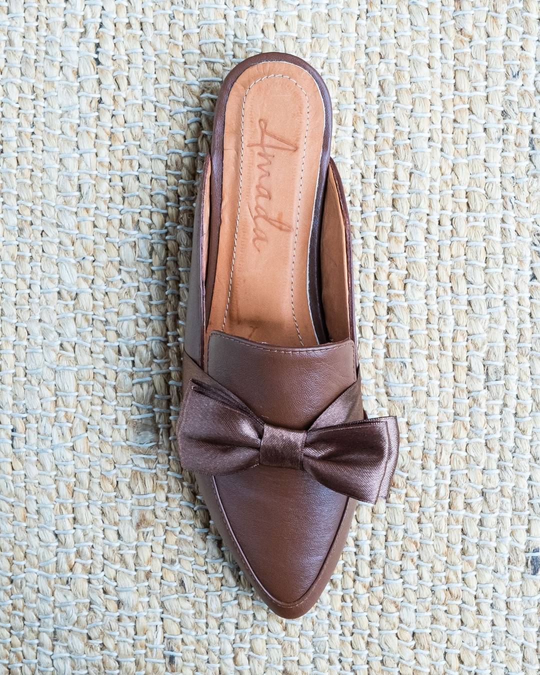 Mule de cuero color mocca mouse con lazo de seda